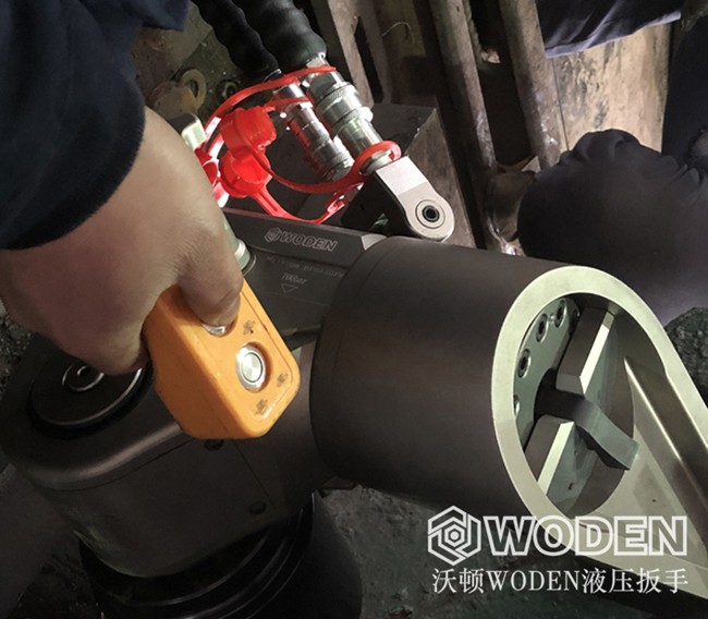 沃頓技術員在用戶現場操作液壓扳手調壓 沃頓技術員在用戶現場操作液壓扳手調壓