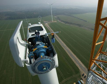 中國風(fēng)力發(fā)電廠遍布西北，工人是如何檢修的？