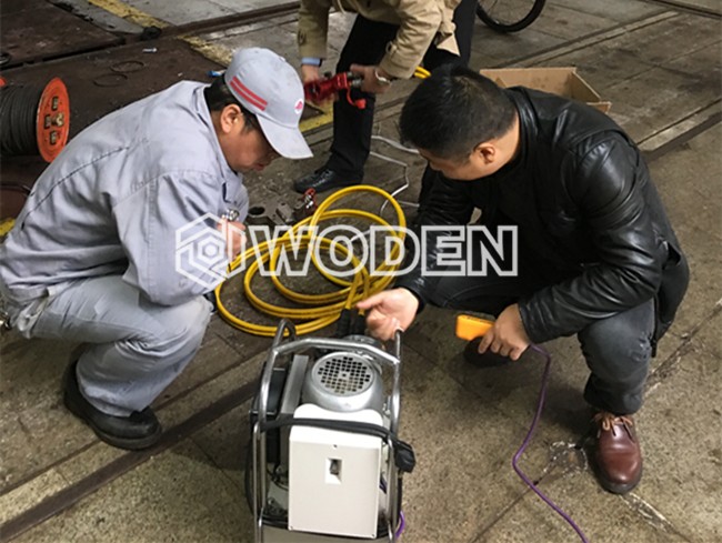 沃頓技術(shù)員指導(dǎo)用戶(hù)：連接泵站和扳手情景