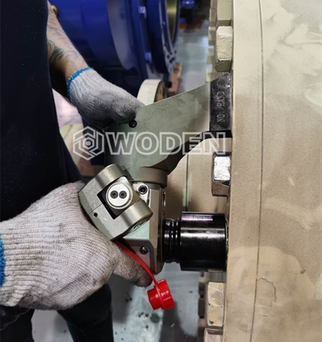 液壓扳手對螺栓進行緊固情景 液壓扳手對螺栓進行緊固情景