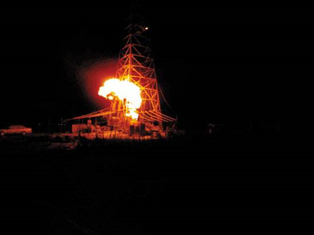 【石油科普】石油開(kāi)采出來(lái)后，為什么有個(gè)管道一直噴火？