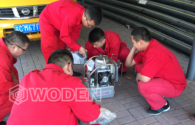 沃頓技術員正在往液壓泵中加液壓油 沃頓技術員正在往液壓泵中加液壓油