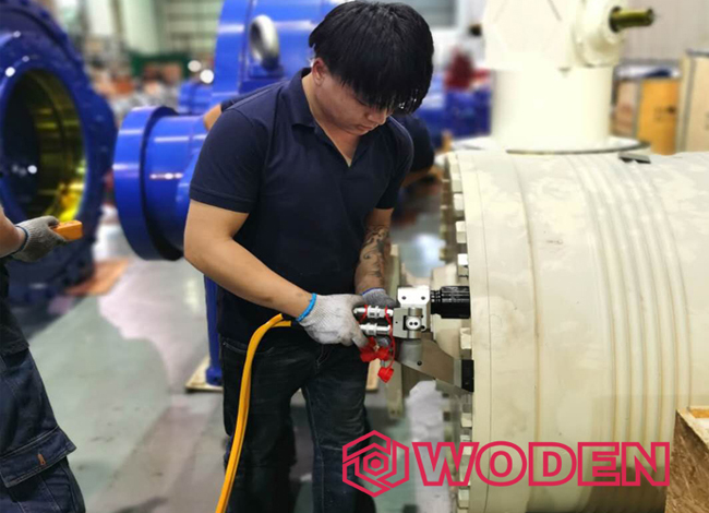 用戶在使用沃頓液壓扳手 用戶在使用沃頓液壓扳手