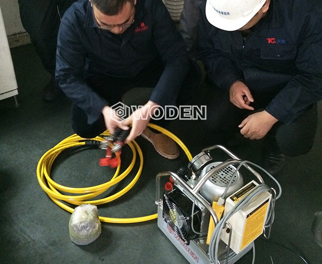 沃頓液壓扳手技術員現場培訓情景