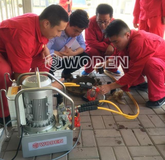 沃頓技術員使用液壓扳手進行同步預緊 沃頓技術員使用液壓扳手進行同步預緊